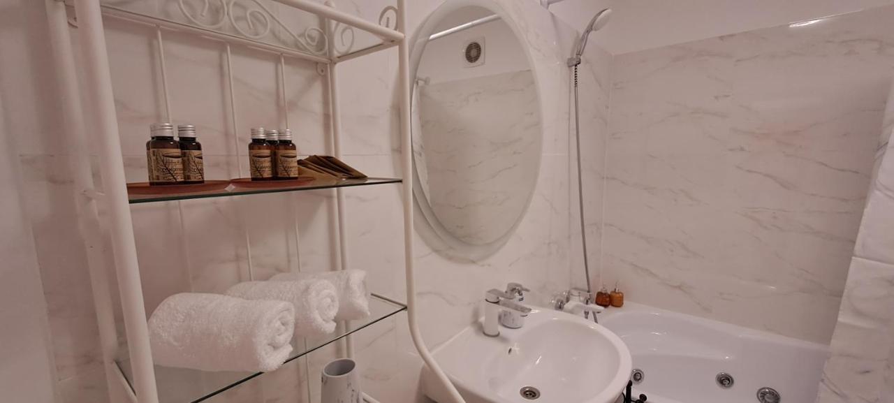 Cotroceni Accommodations Upstairs บูคาเรสต์ ภายนอก รูปภาพ